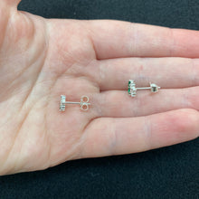 Load image into Gallery viewer, Flower studs
