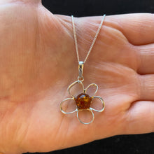 Load image into Gallery viewer, Amber flower necklace
