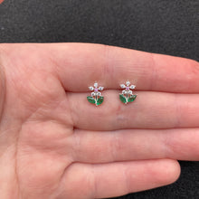 Load image into Gallery viewer, Flower studs

