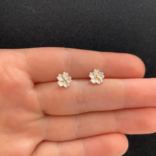 Load image into Gallery viewer, Sakura flower studs
