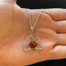 Load image into Gallery viewer, Amber flower necklace

