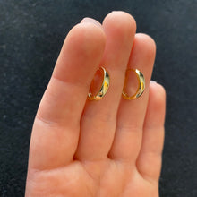 Load image into Gallery viewer, Chunky gold hoops
