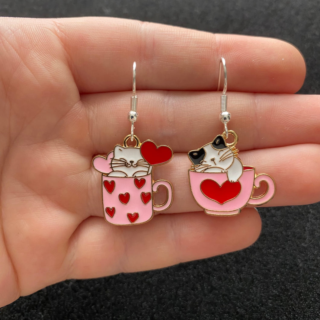 Cats in teacups