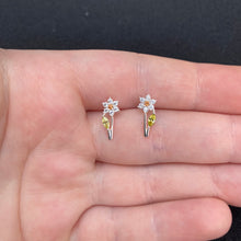 Load image into Gallery viewer, Flower studs
